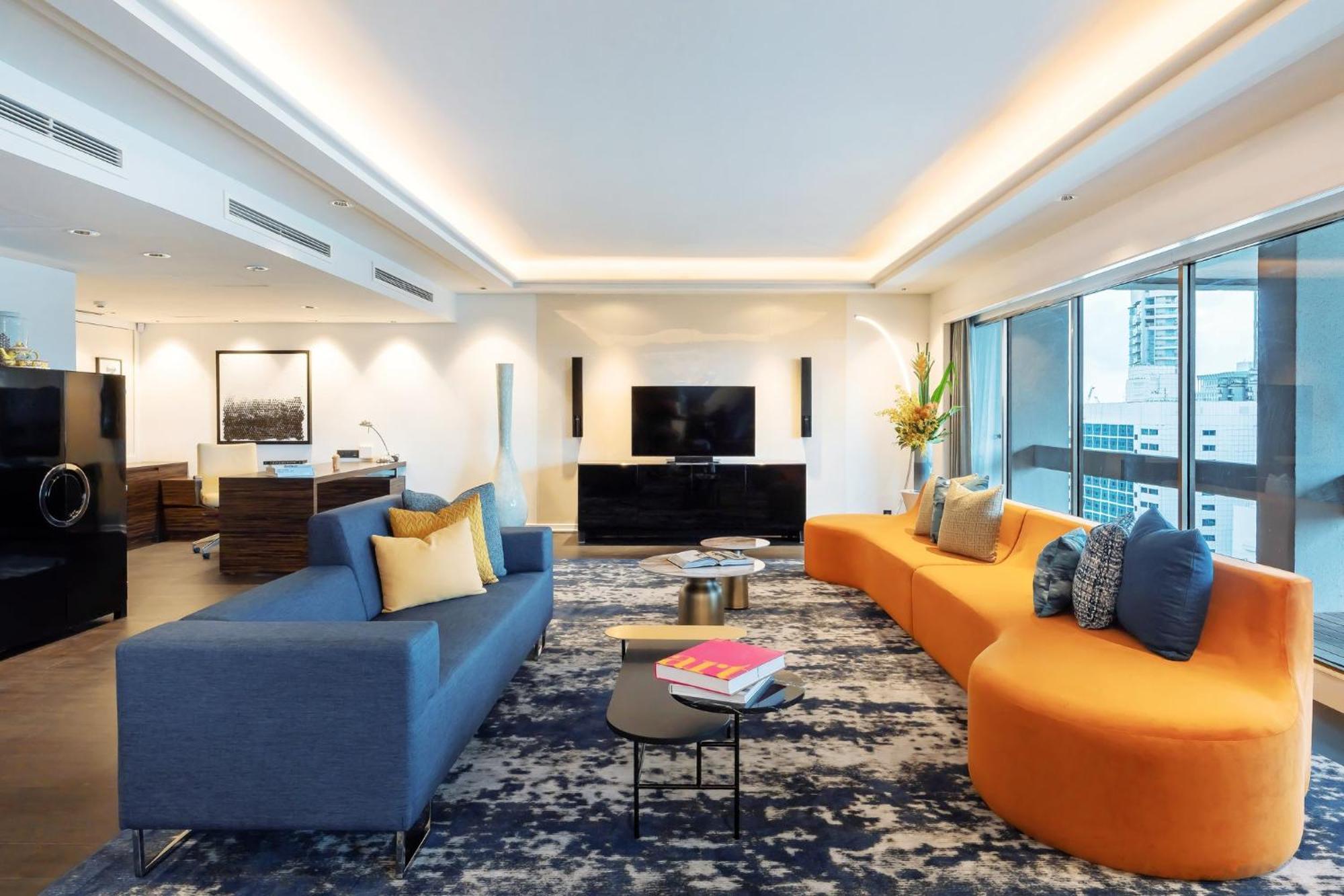 Voco Orchard Singapore By Ihg Eksteriør billede The living room of a three-bedroom apartment
