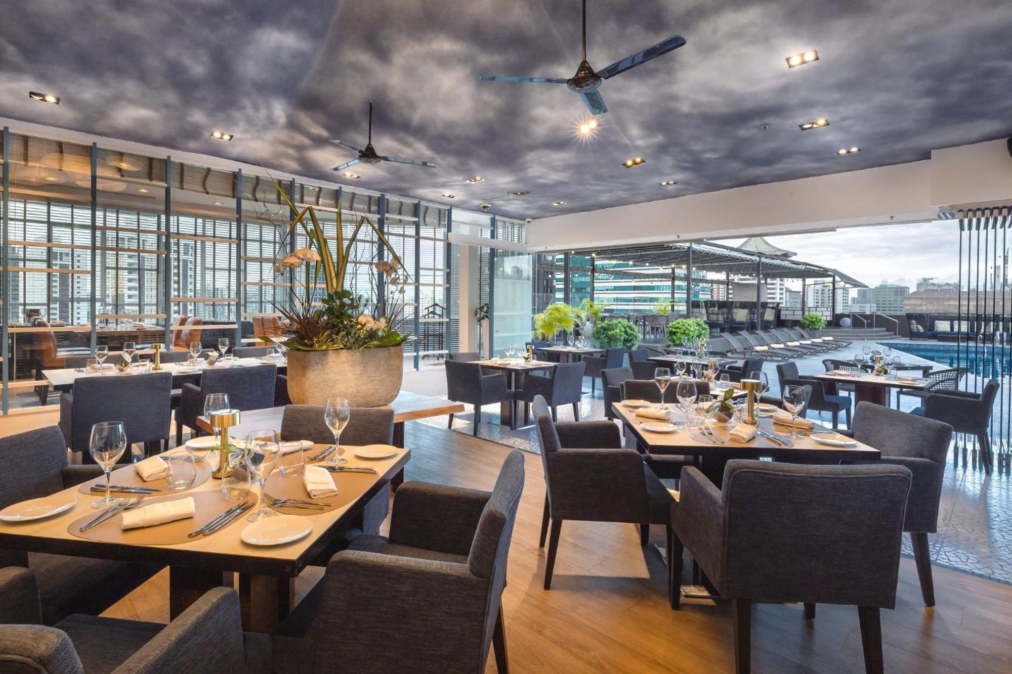 Voco Orchard Singapore By Ihg Eksteriør billede Restaurant Cloud 9