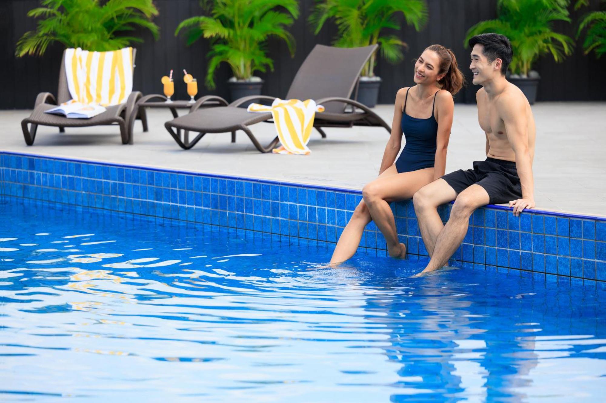 Voco Orchard Singapore By Ihg Eksteriør billede A couple at a pool
