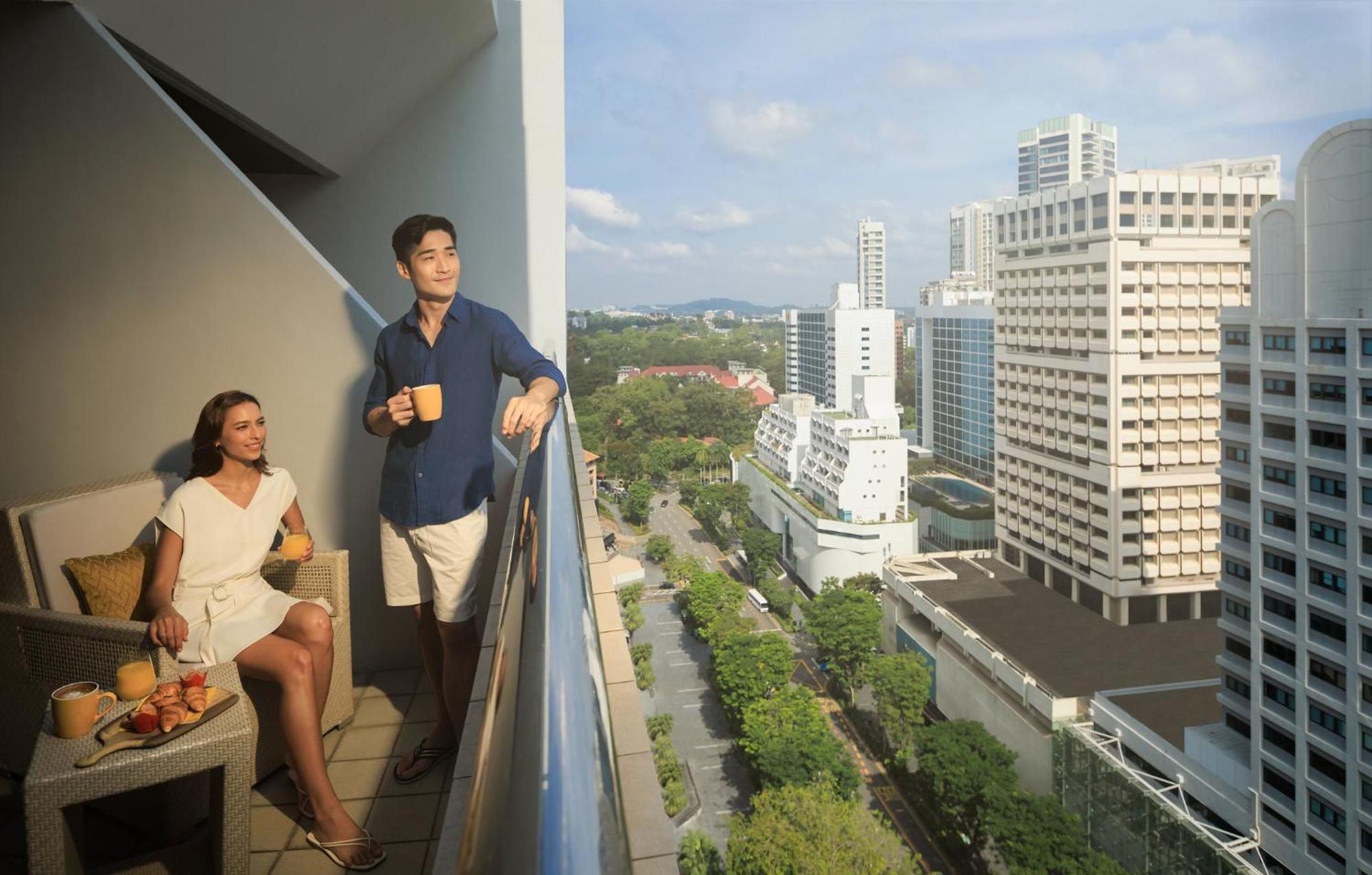 Voco Orchard Singapore By Ihg Eksteriør billede A couple on a balcony